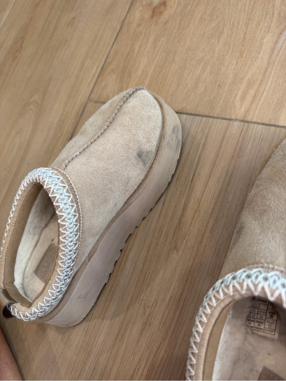 UGGS - Picture 11 of 12